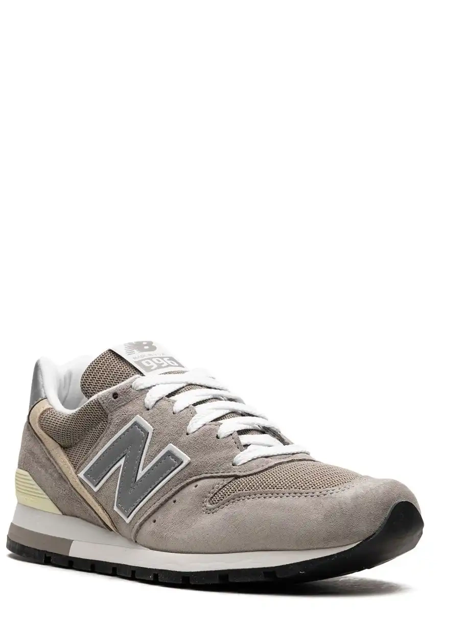 996 